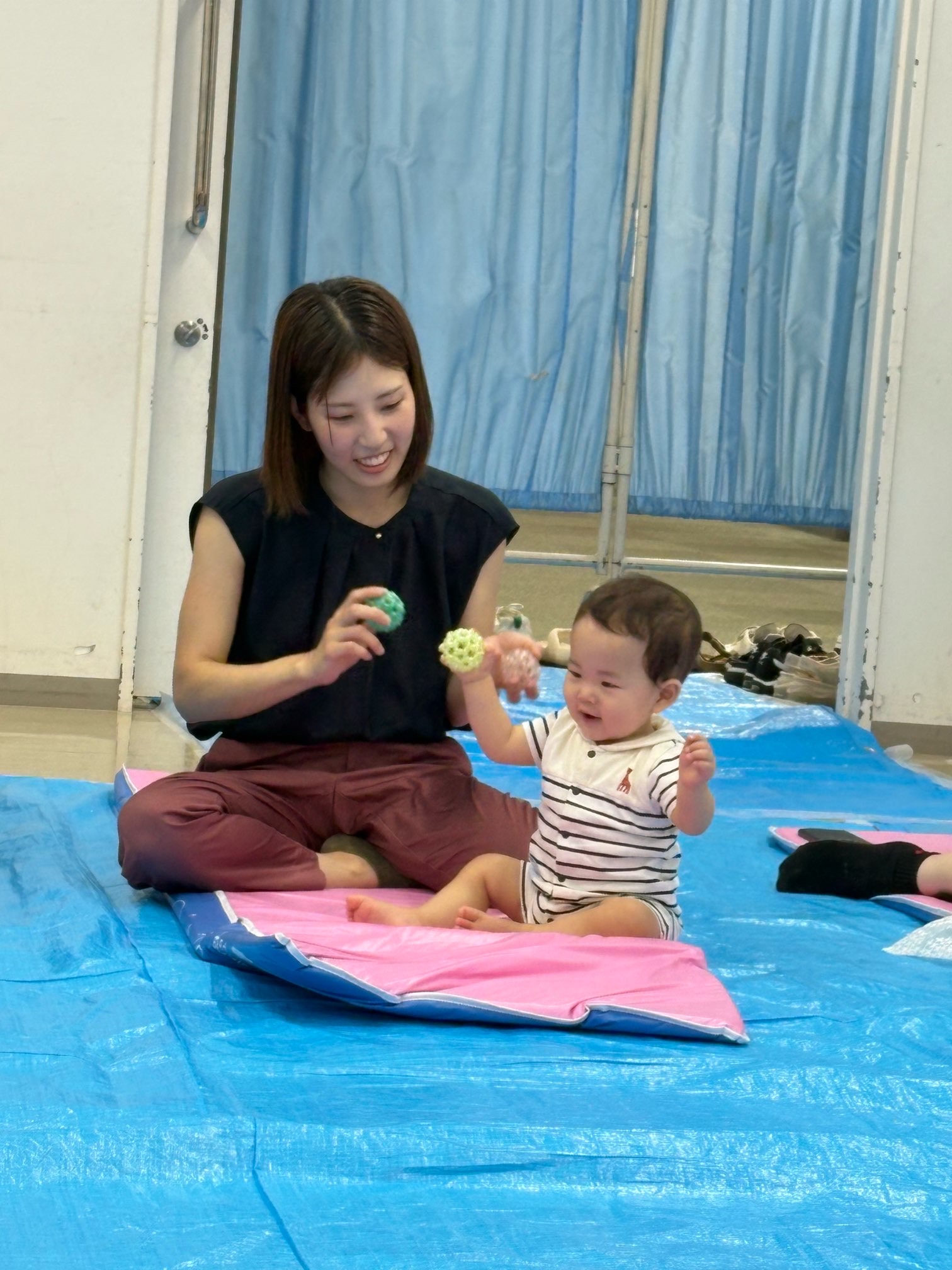 きららを持って、音を鳴らして楽しんでいる子ども