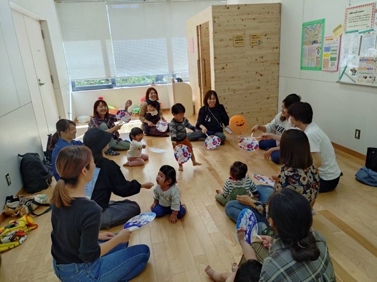 風船で遊んでいる親子