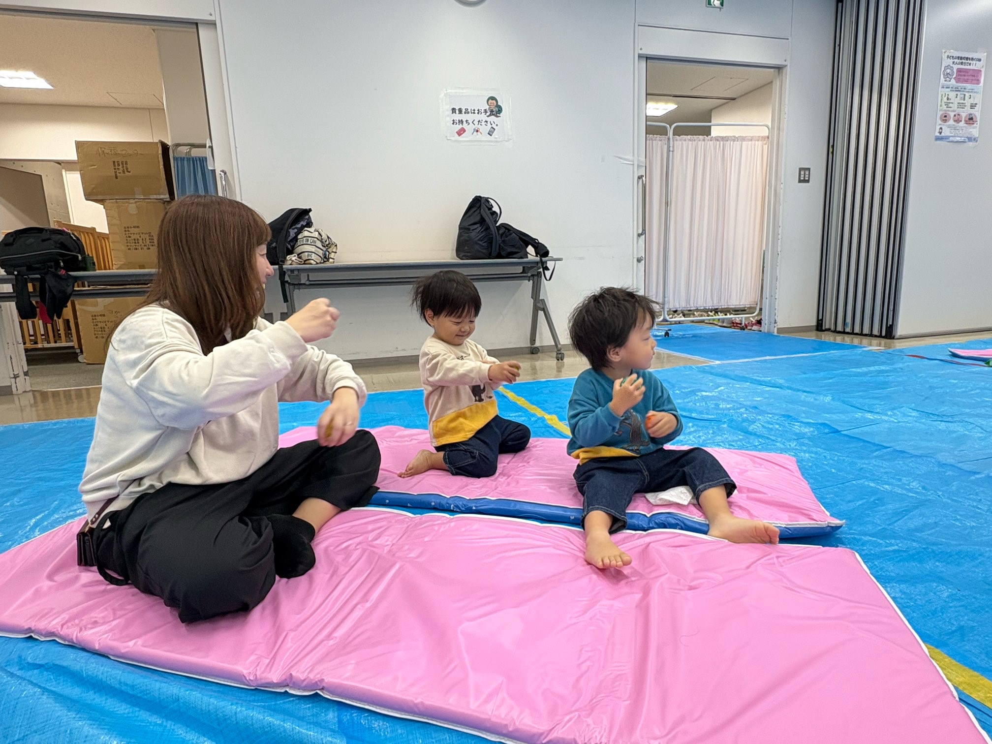 曲に合わせて遊んでいる親子