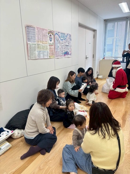 サンタクロースからプレゼントをもらっている親子