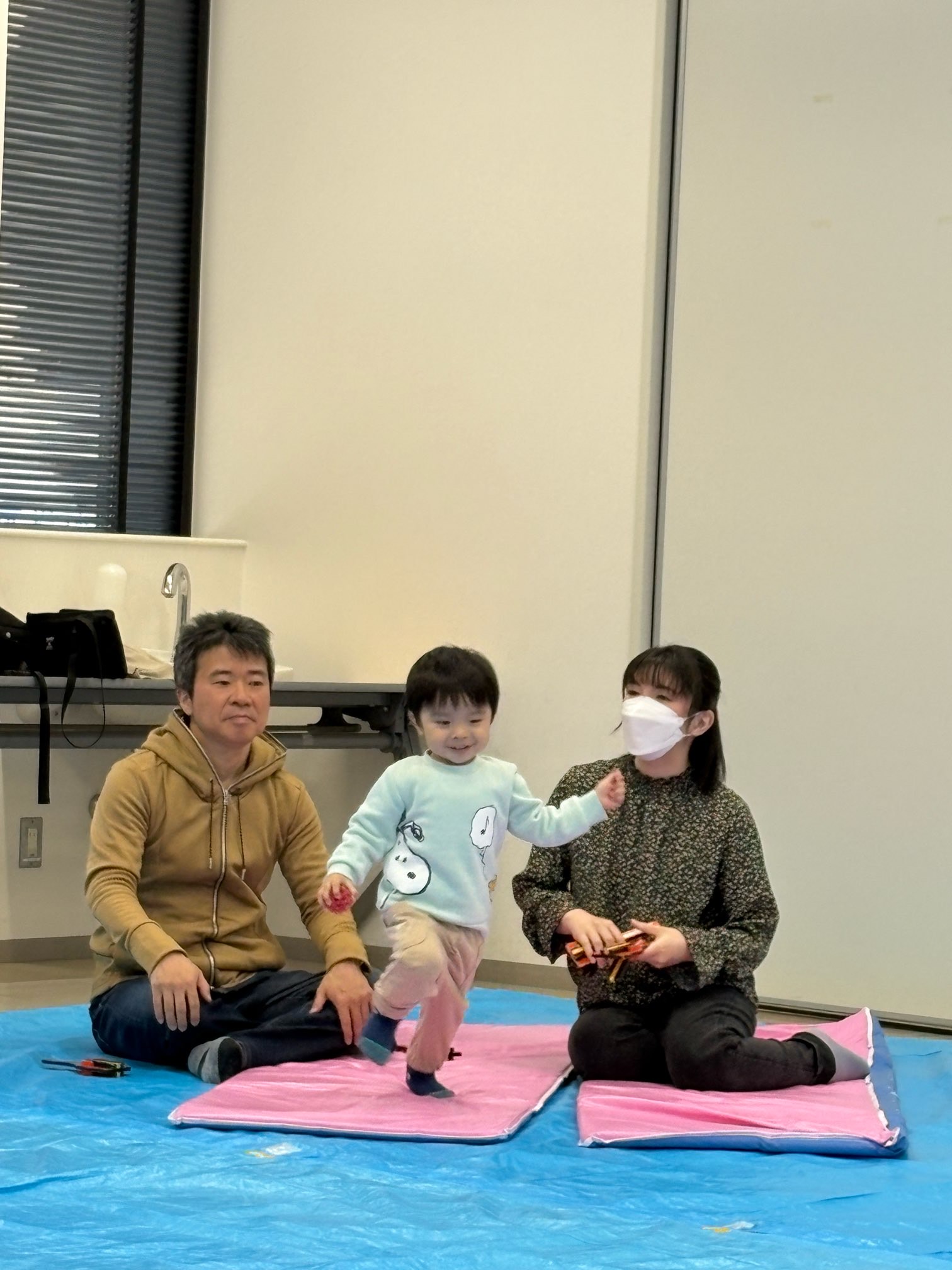 お父さん、お母さんと一緒に参加しているこども