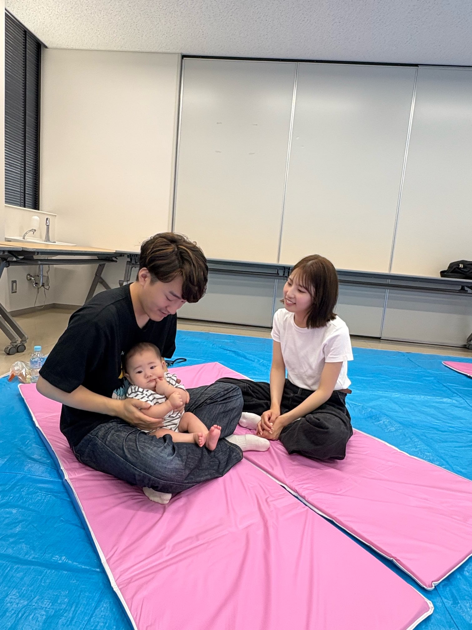お父さん、お母さんと一緒に参加し遊んでいるこども