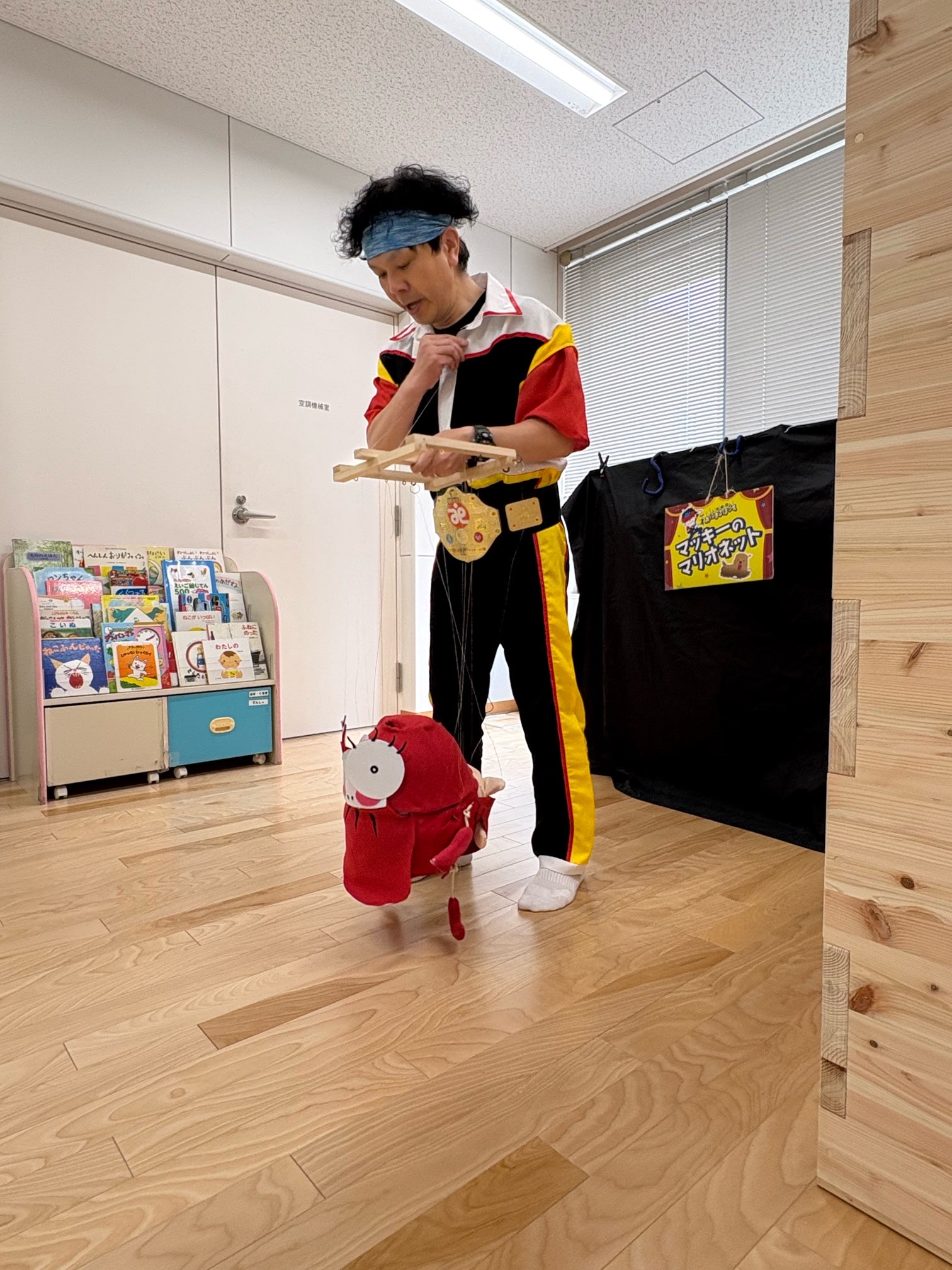 だるまさんのマリオネットを上演している様子