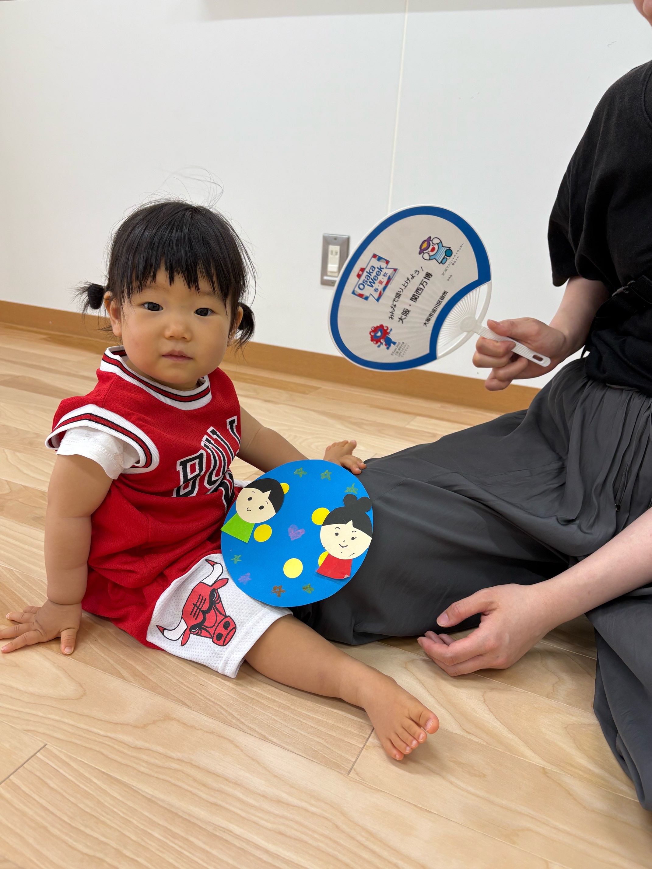 出来上がった七夕飾りを見せてくれる子ども