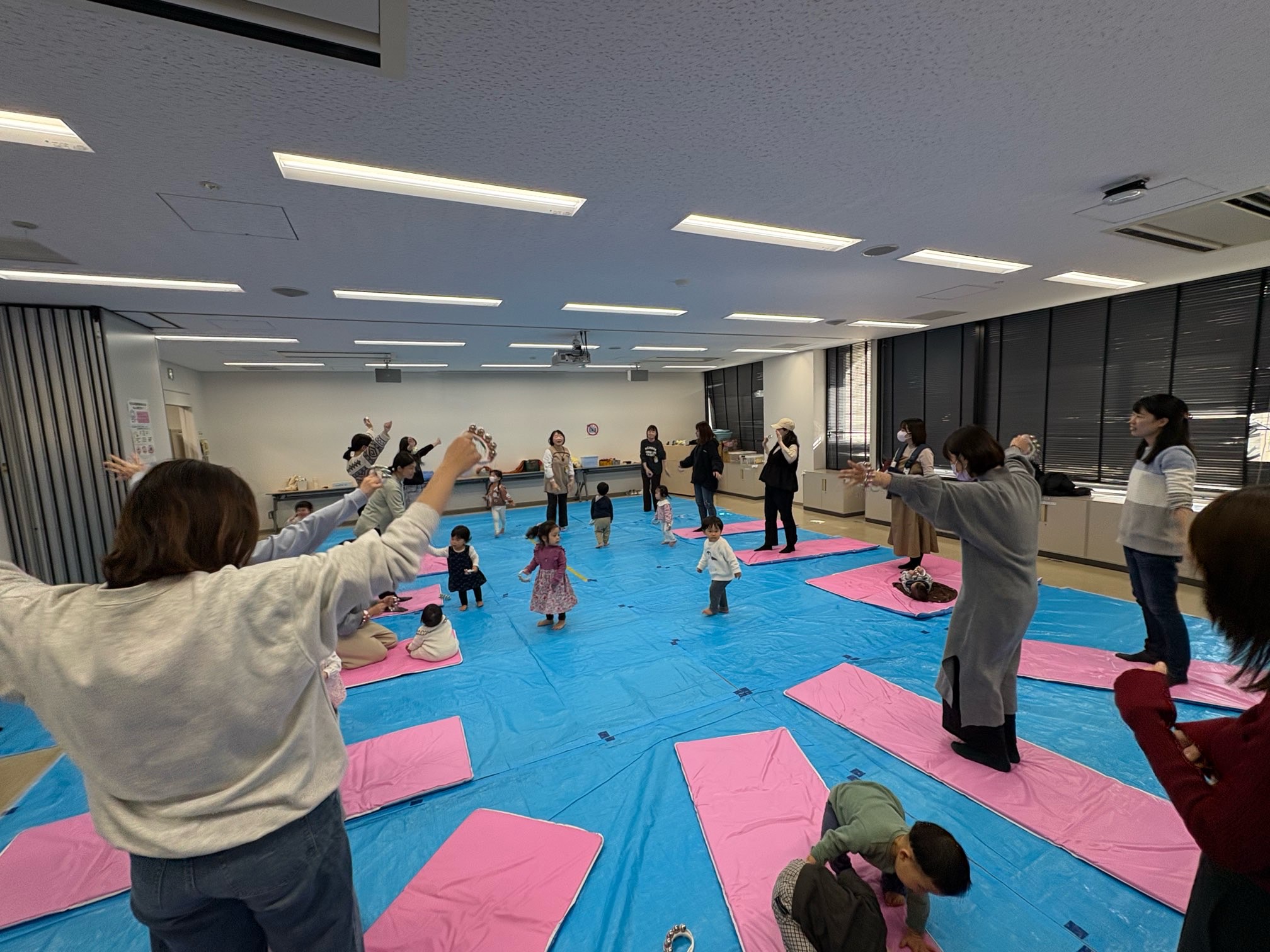 音楽に合わせて踊っている親子