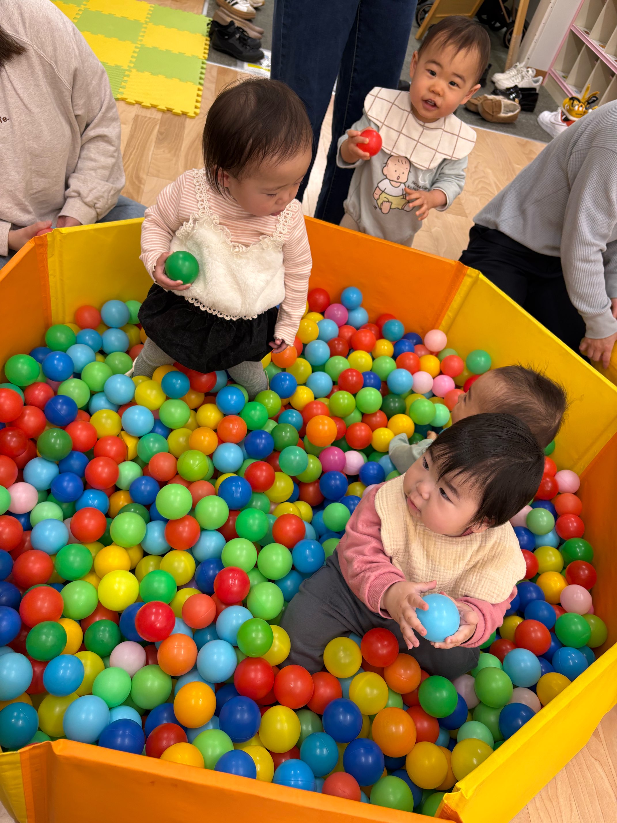 ボールプールに入って遊んでいる子どもたち