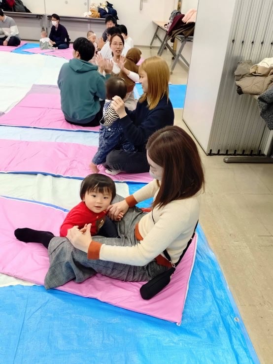 手を繋いで遊んでいる親子