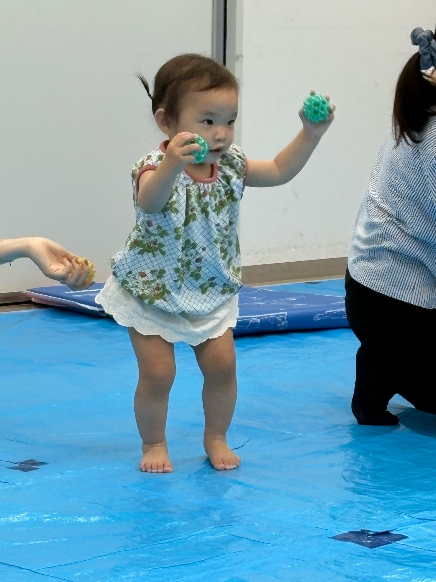 音楽に合わせて踊っている子ども