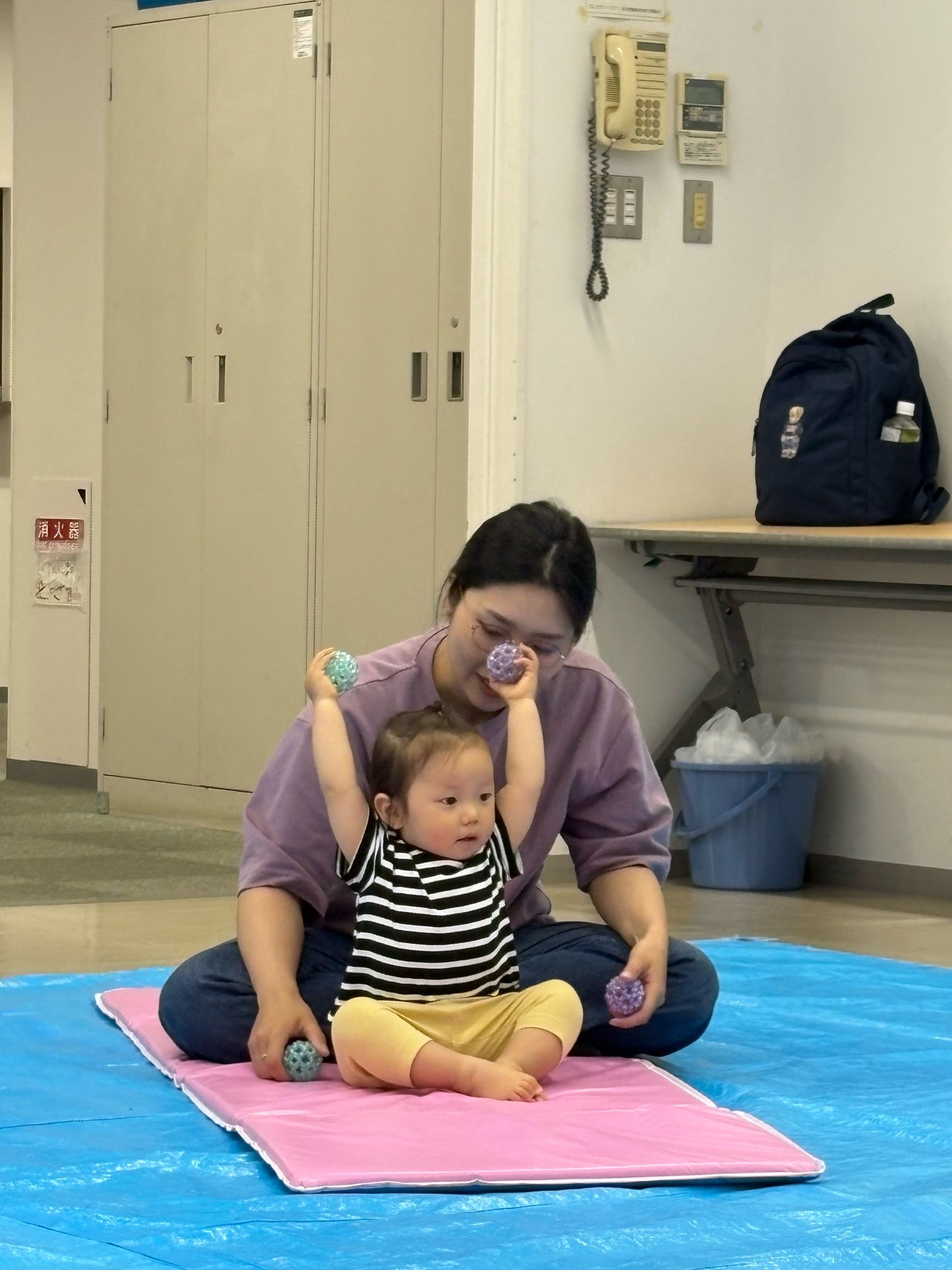 音楽に合わせて楽器を鳴らす子ども