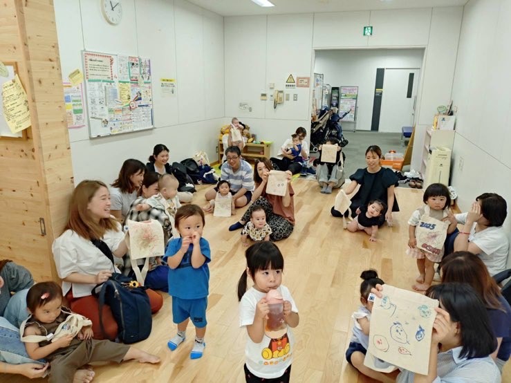 出来上がったサコッシュと一緒に記念撮影する親子