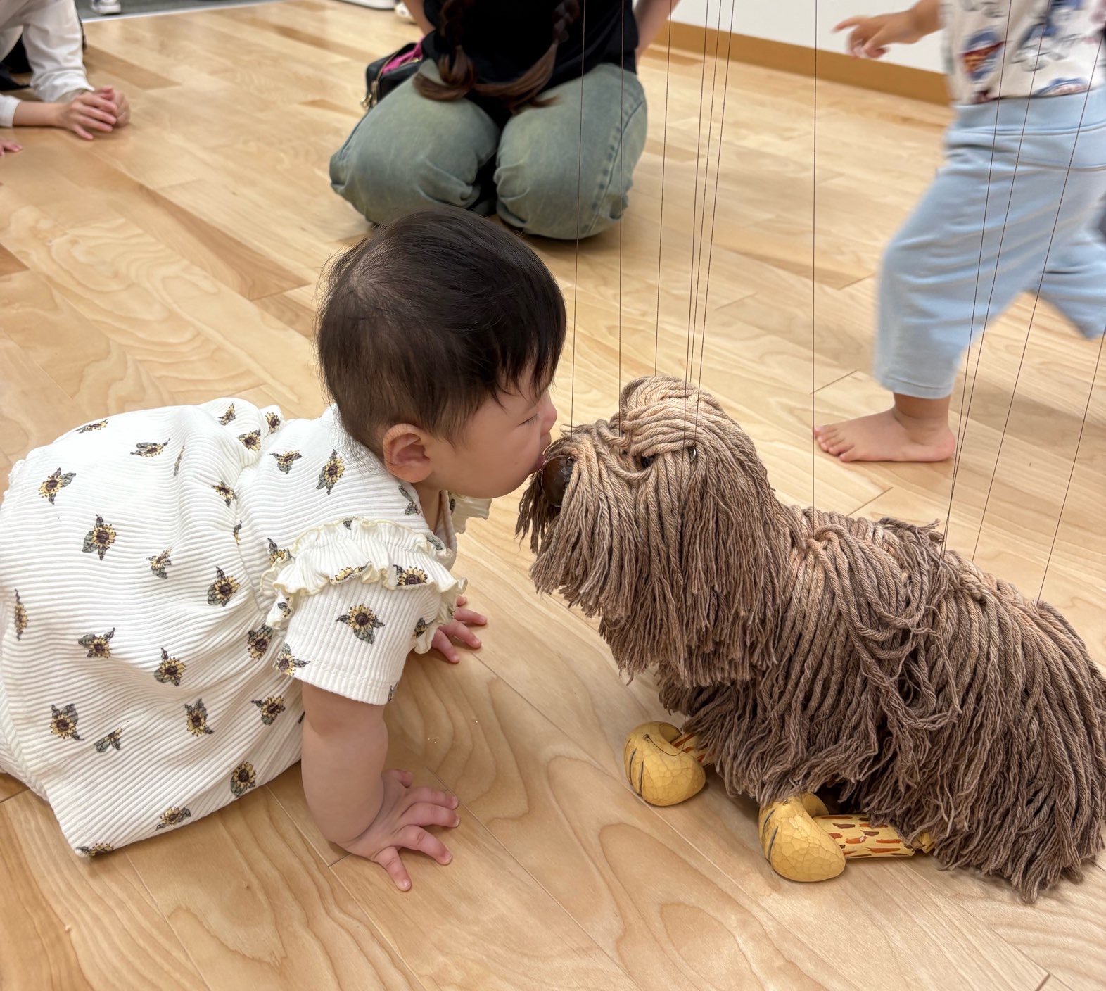 犬の人形のそばに行っている子ども