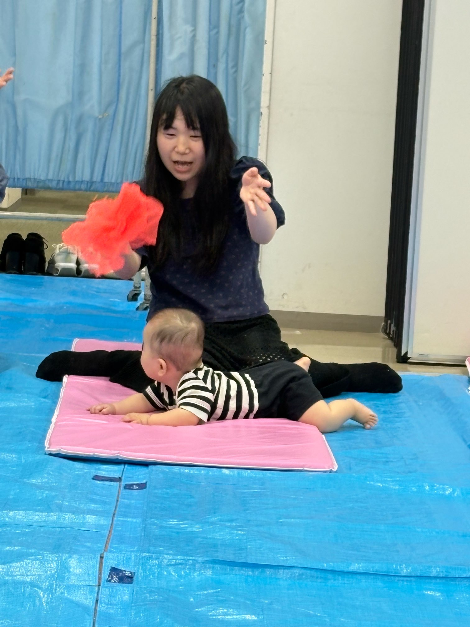 布を使ってあそんでいる親子