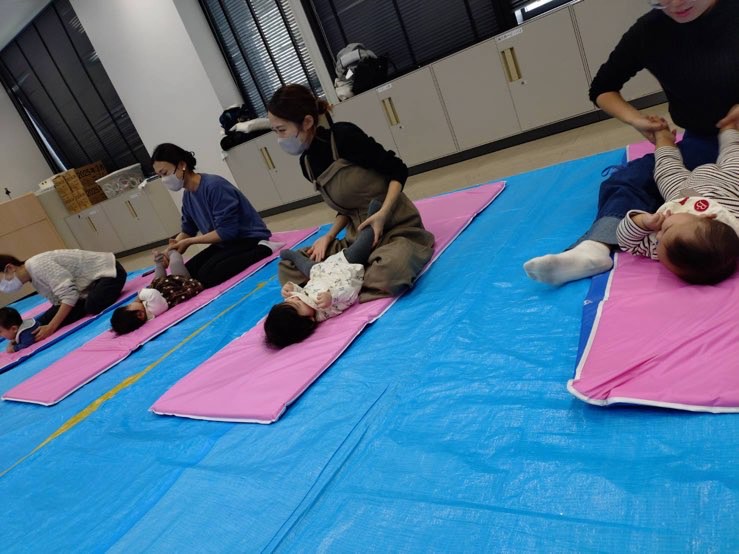 ミュージック・ケアに参加している親子たち