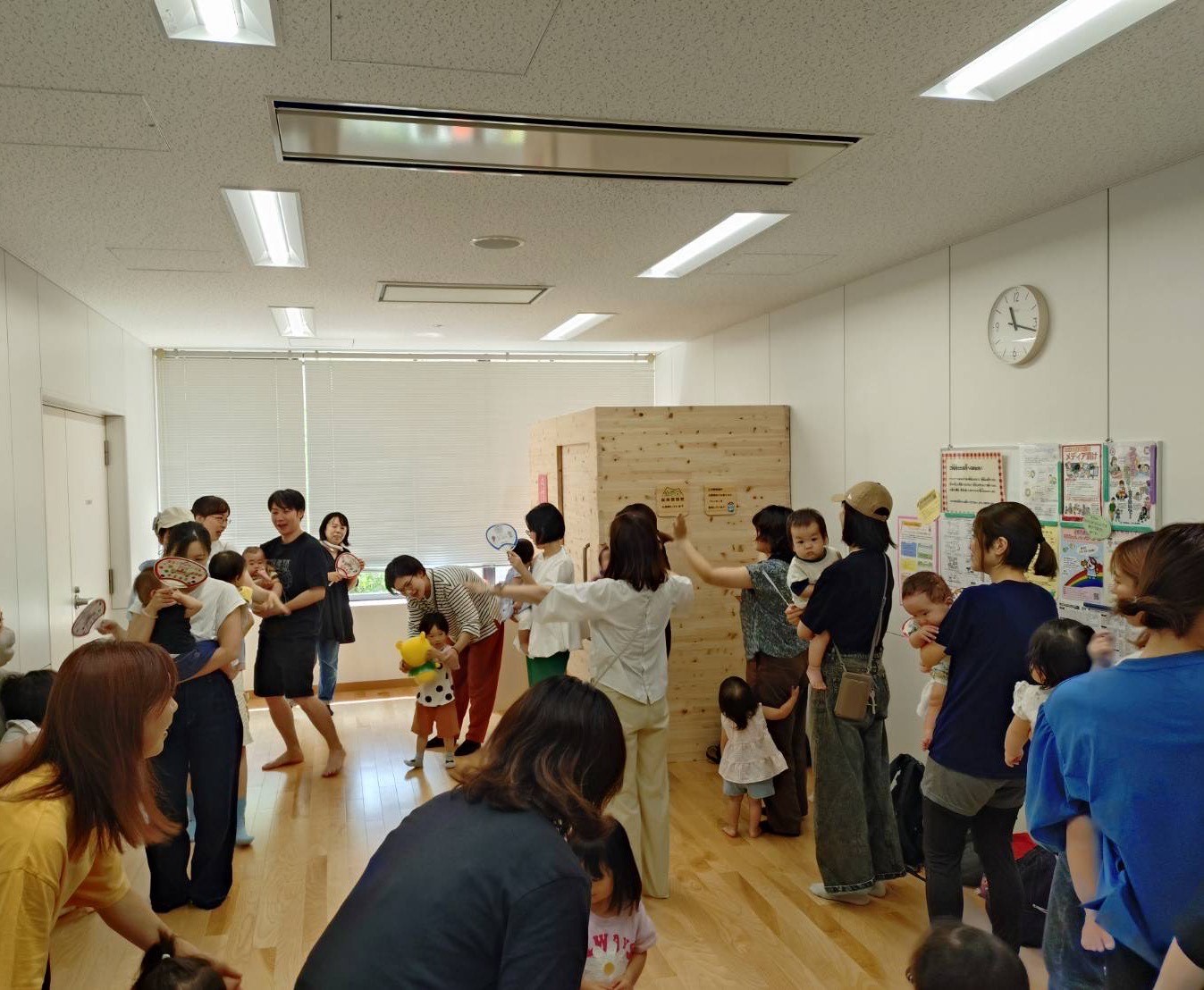 盆踊りを踊っている親子