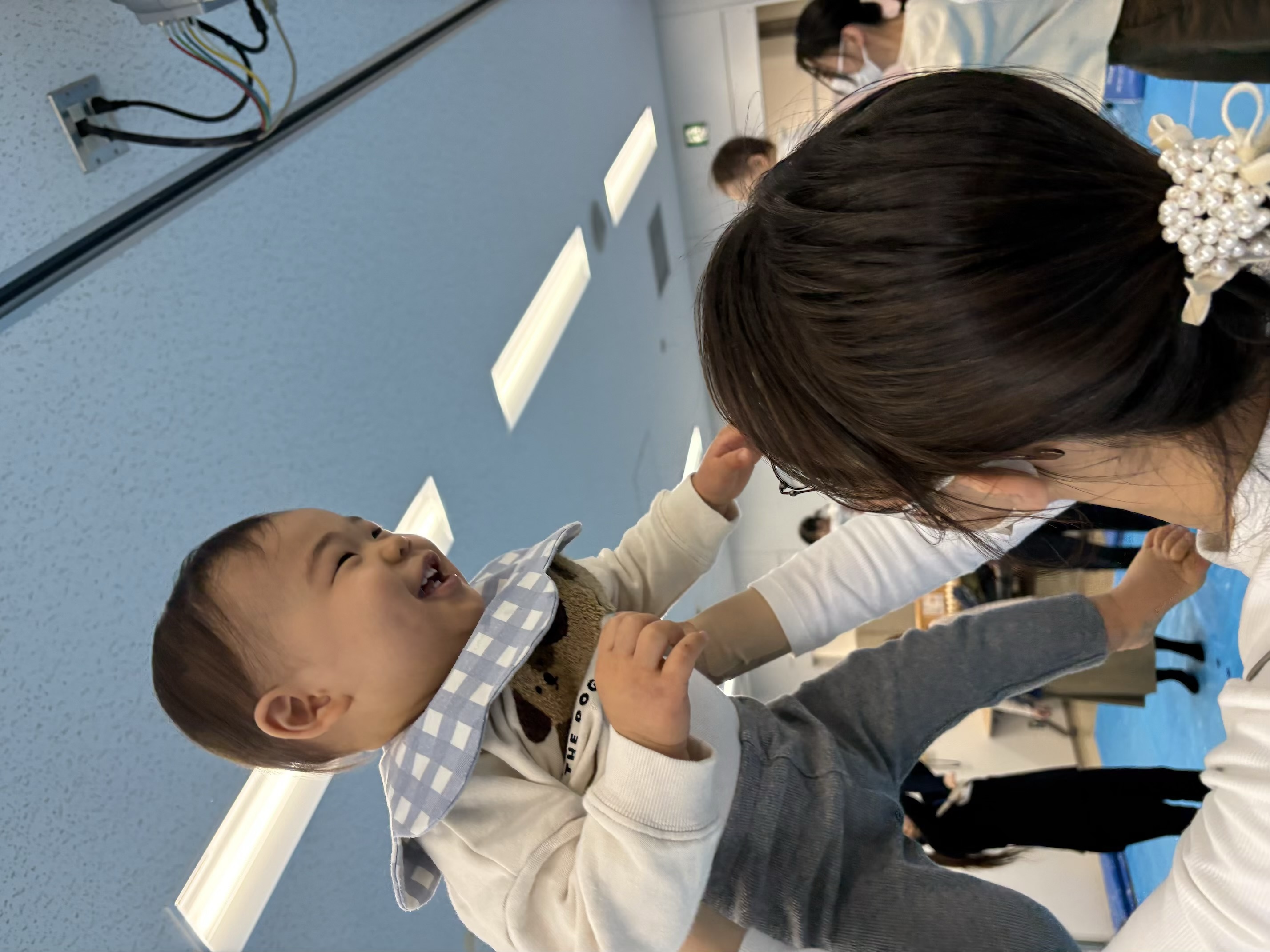 「たかいたかい」をしてもらって喜んでいる子ども