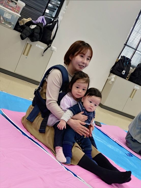 ふれあいあそびを楽しむ親子