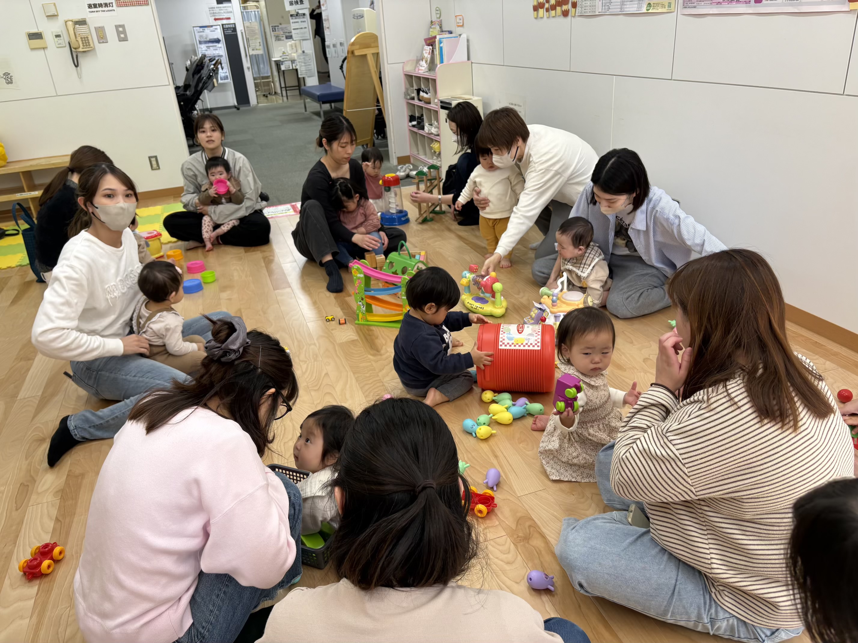 おもちゃで遊んでいる親子