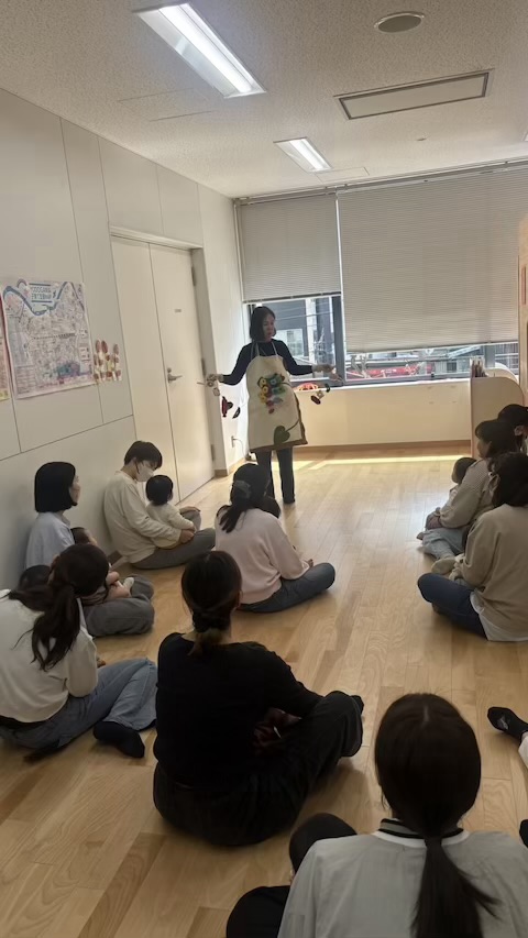 エプロンシアターを見ている親子