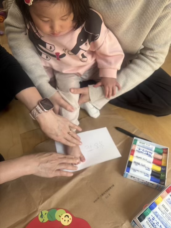 足型をとっている子ども