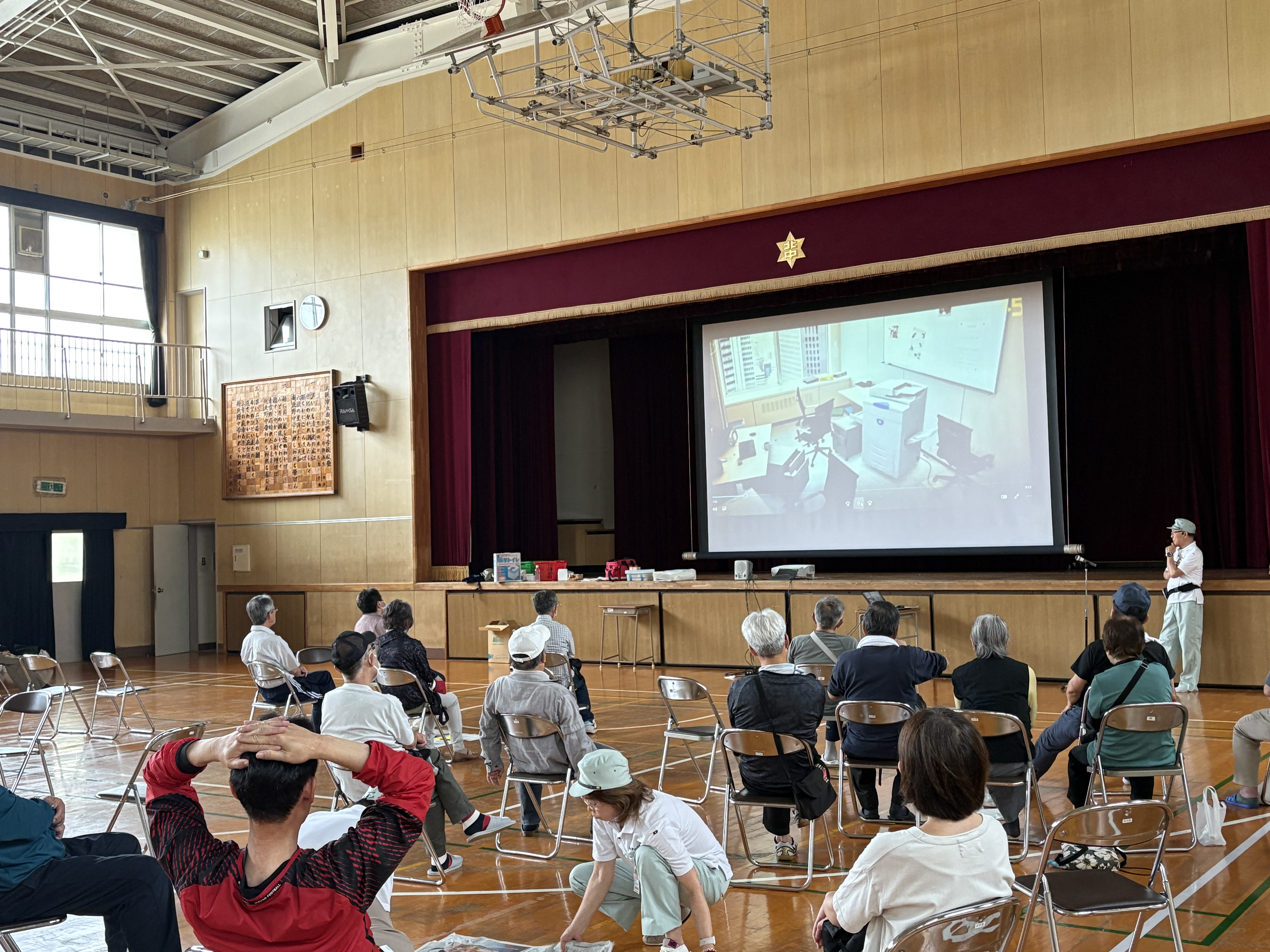 南海トラフ地震臨時情報・事前避難の動画視聴、簡易トイレ組立実演