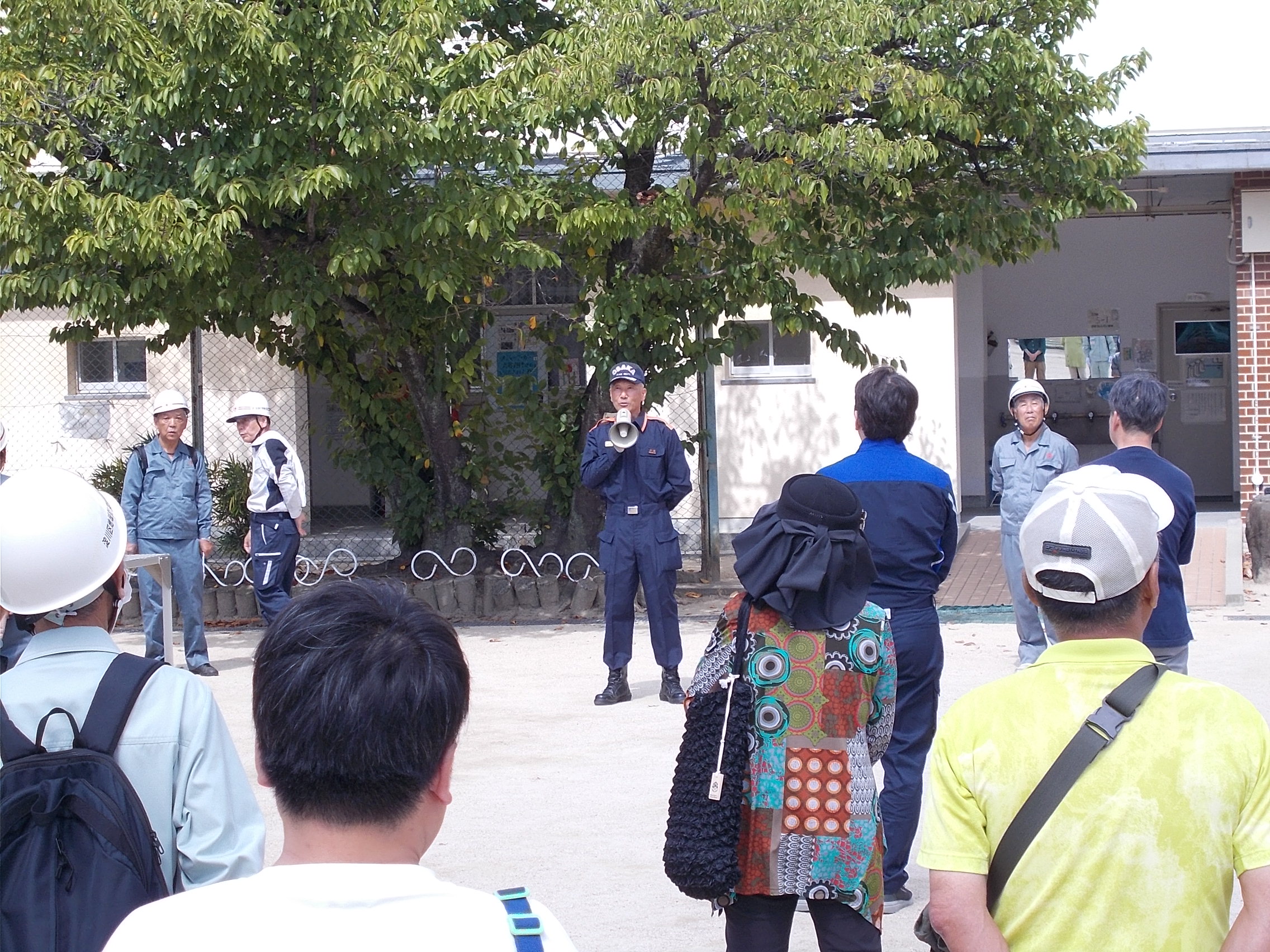 可搬式ポンプの消火訓練のようす