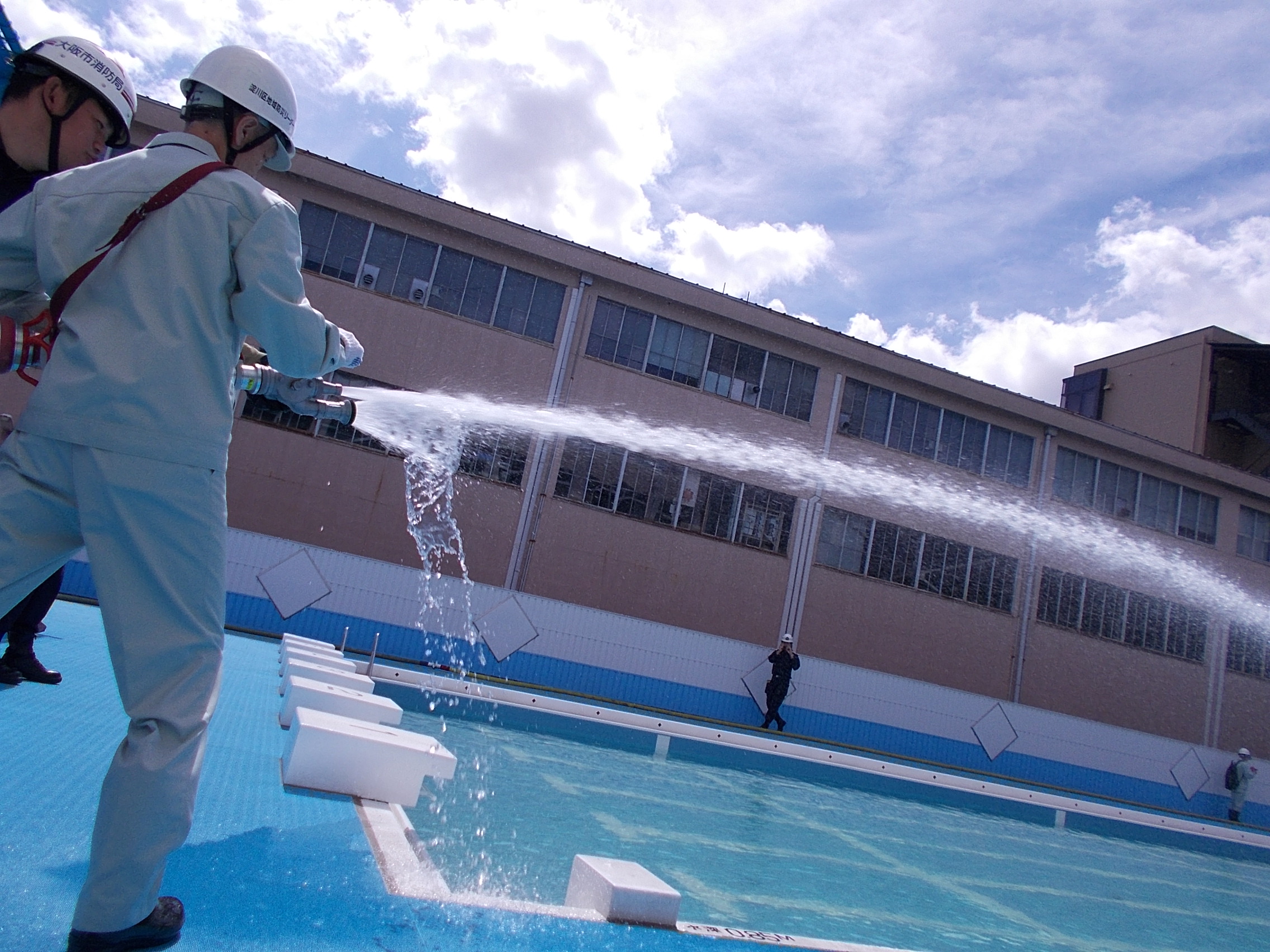 可搬式ポンプの消火訓練のようす