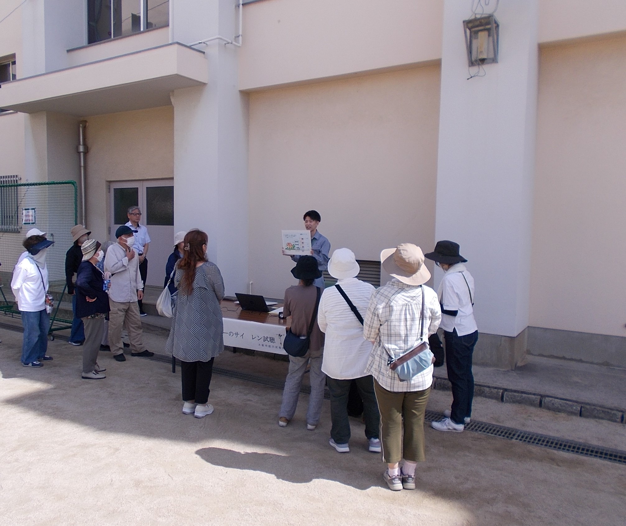 防災スピーカーサイレン試聴のようす