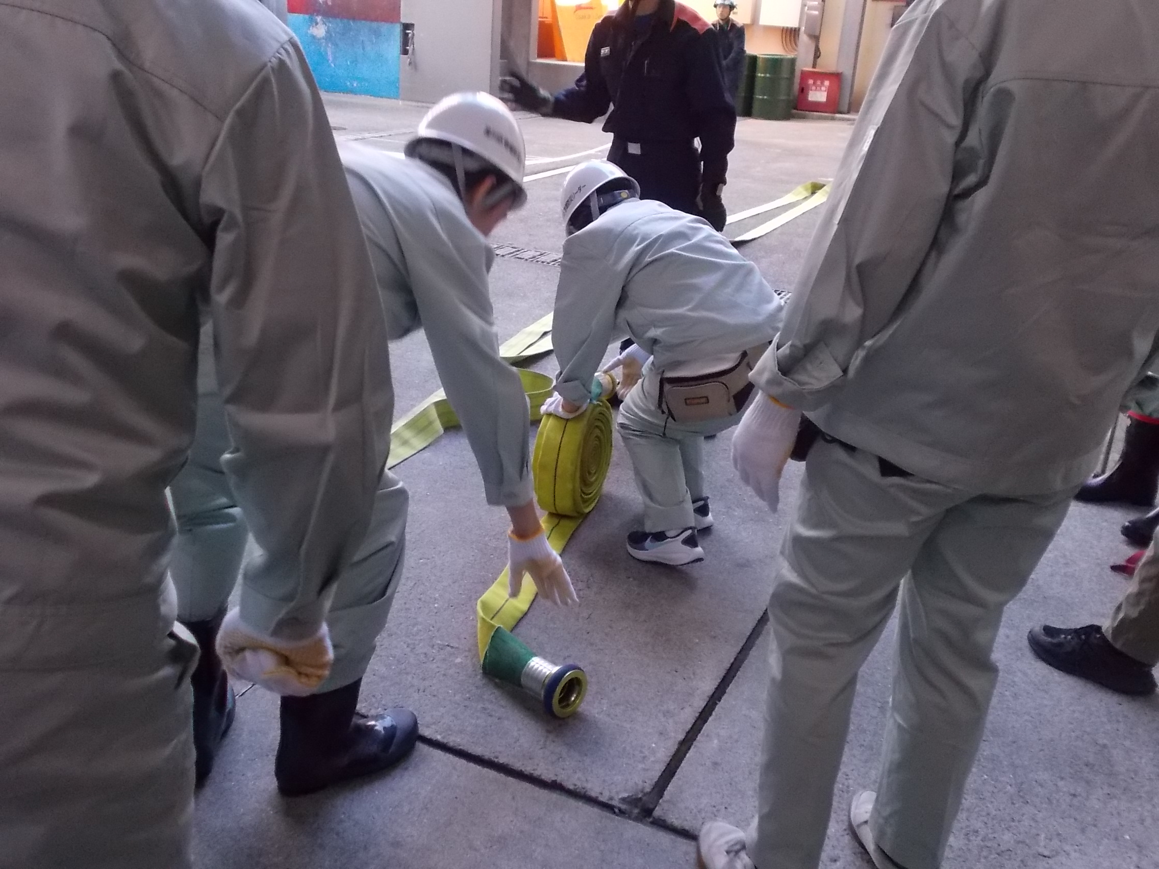 放水管を延長するようす