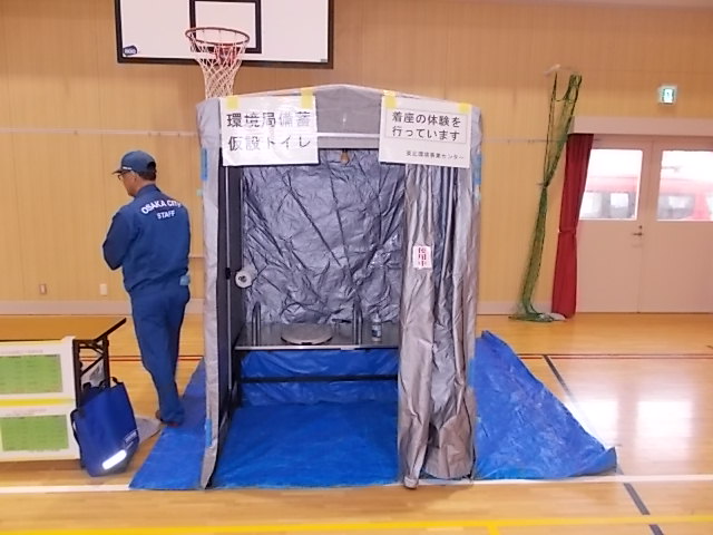 組立式仮設トイレのようす