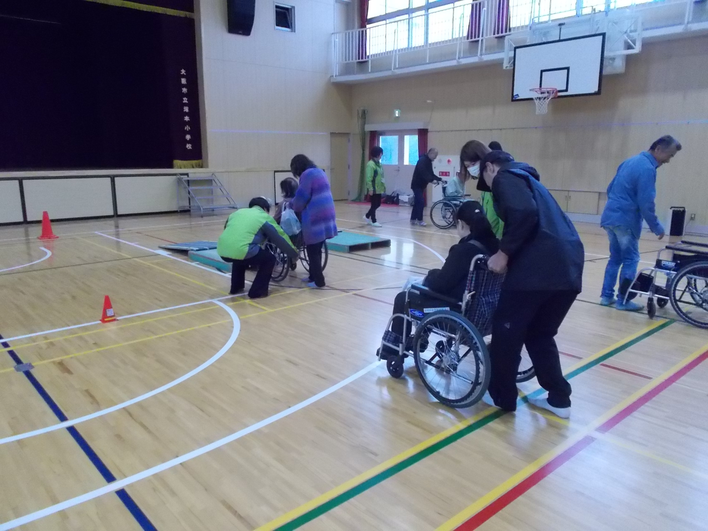 車いす体験のようす