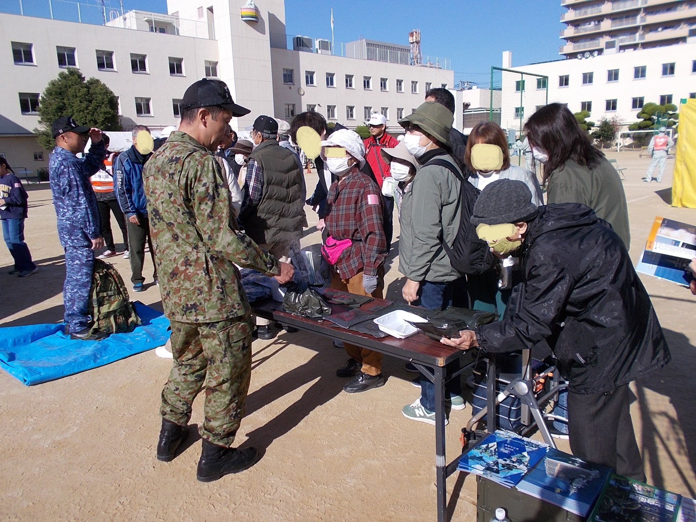 自衛隊の備蓄品展示のようす