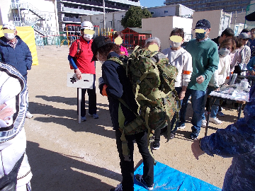 自衛隊の装備品体験のようす