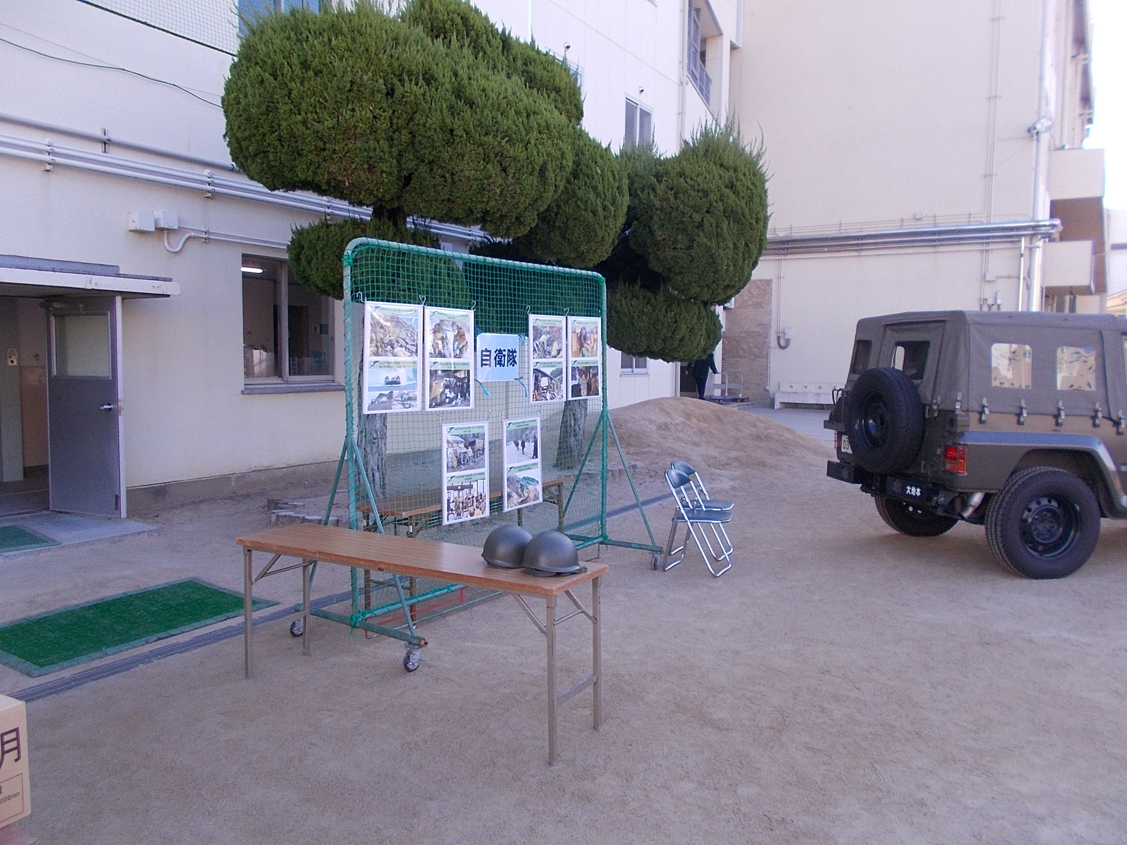 自衛隊展示物のようす