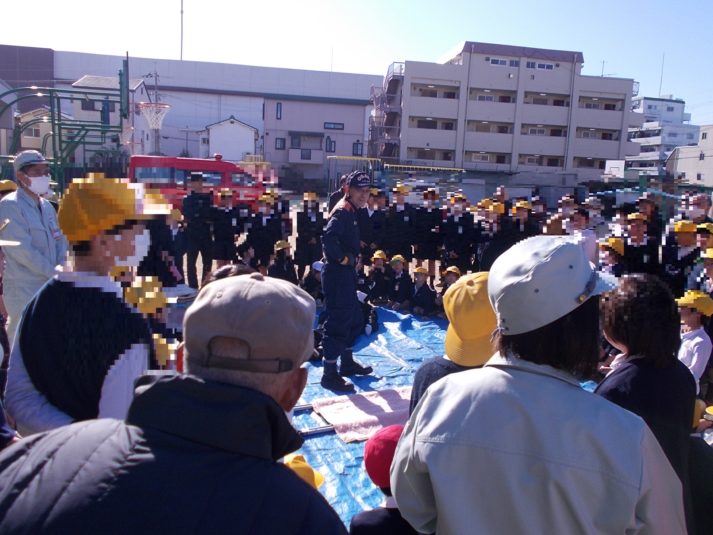 負傷者搬送訓練のようす