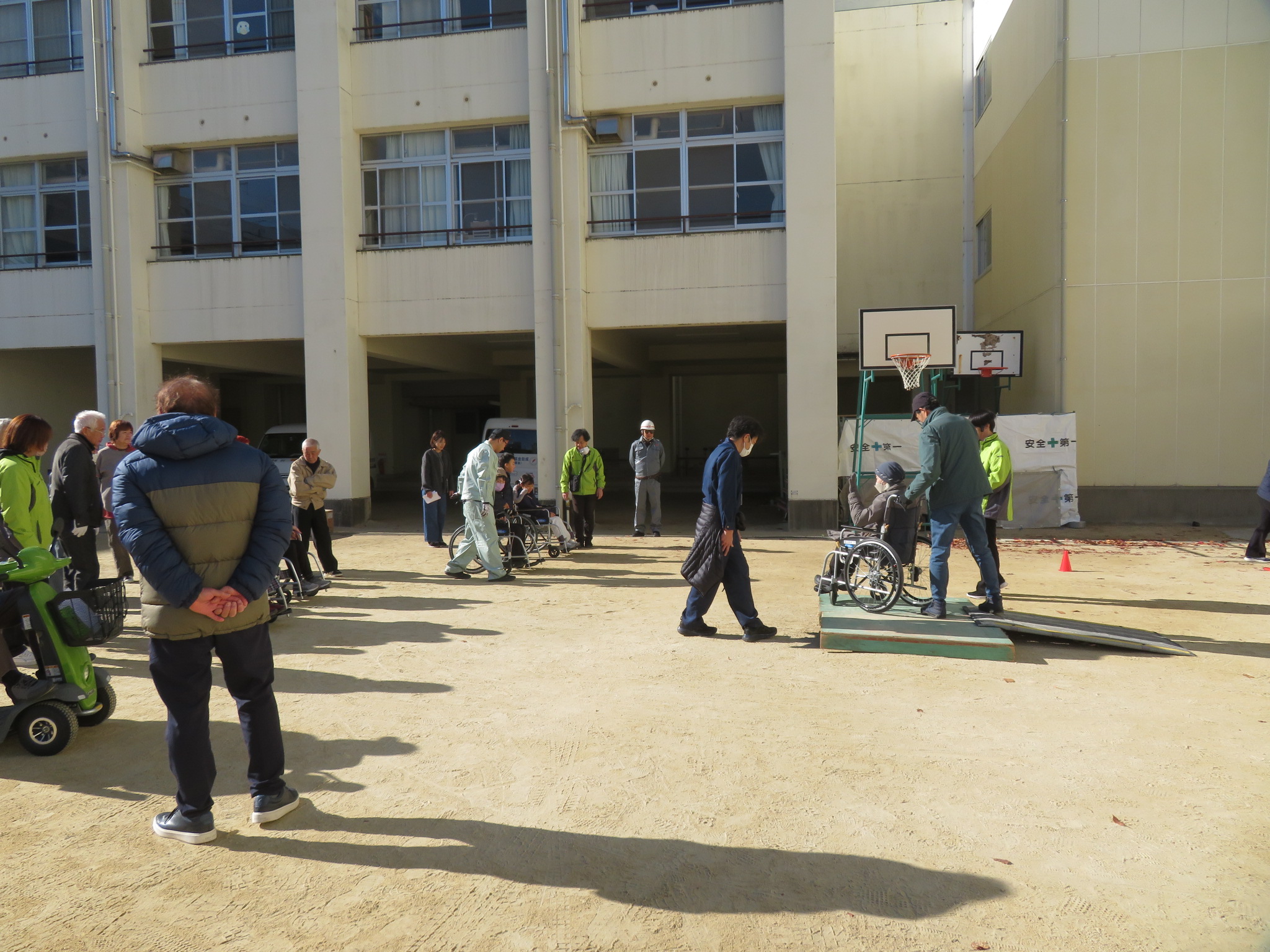 車いす搬送訓練の様子