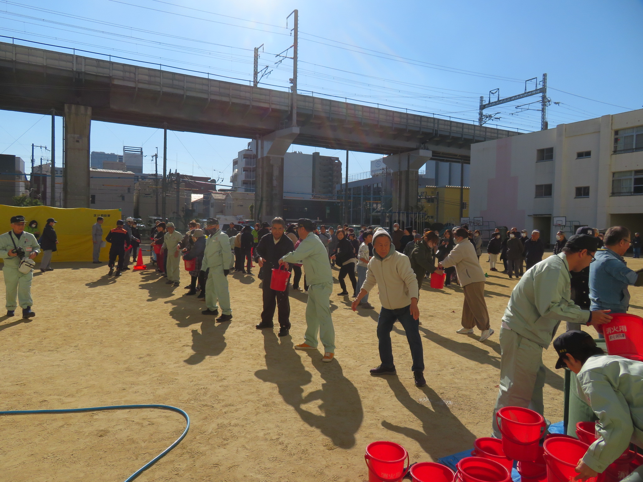 バケツリレーのようす