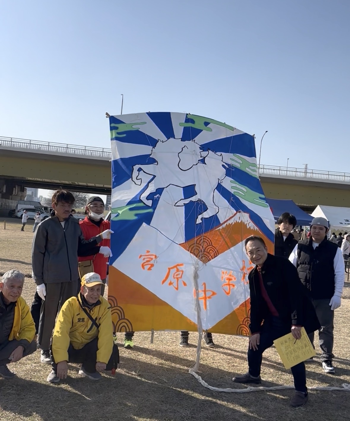 大きな和凧と古川区長の写真