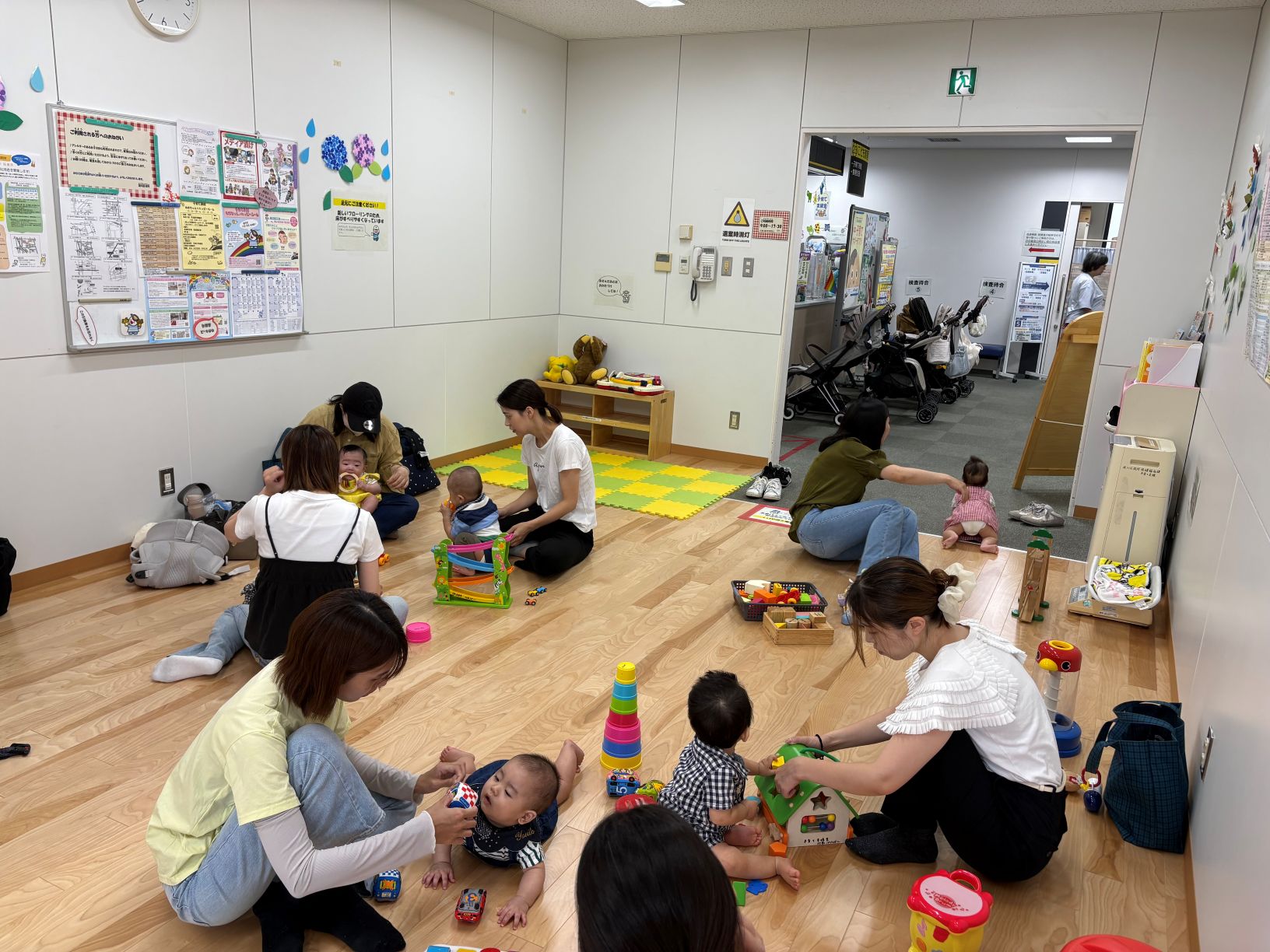 おもちゃで遊んでいる親子