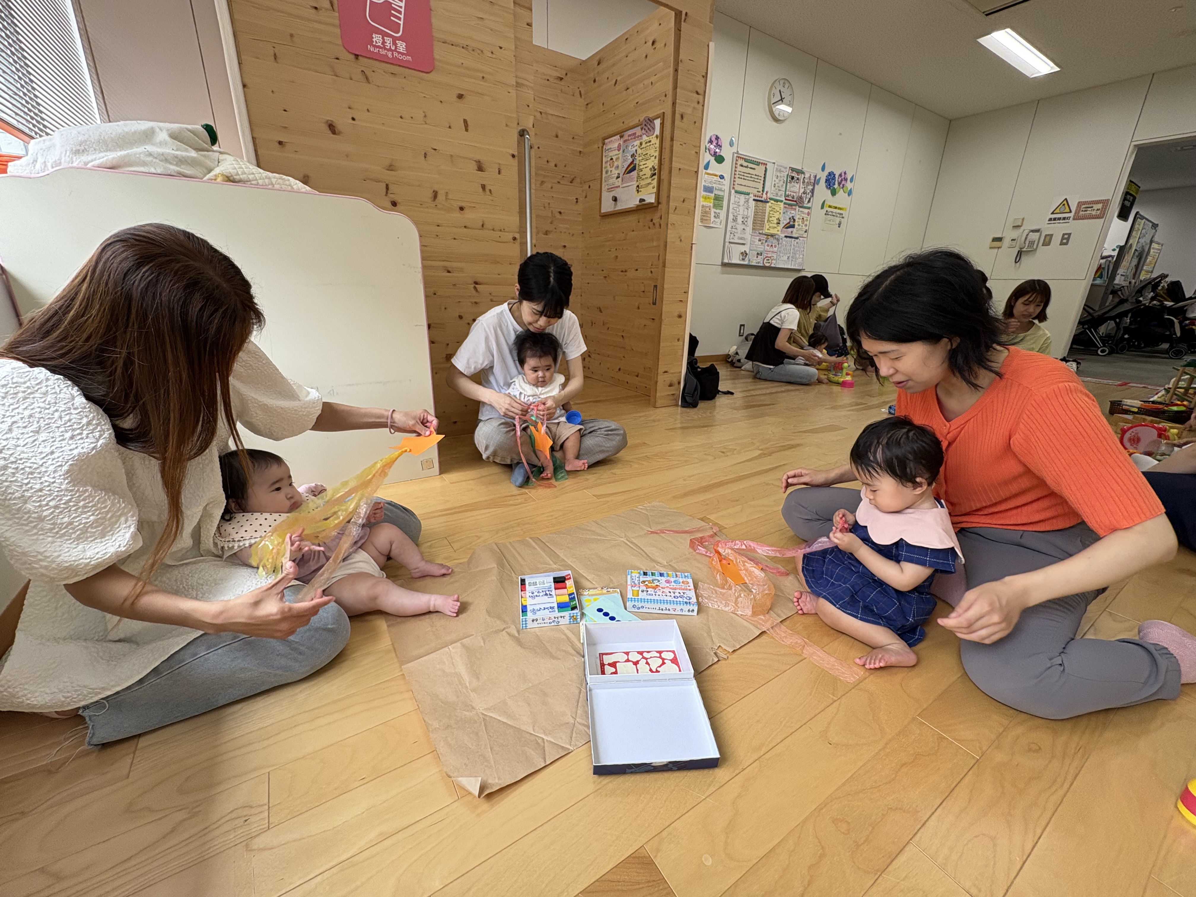 七夕の笹飾りを作っている親子