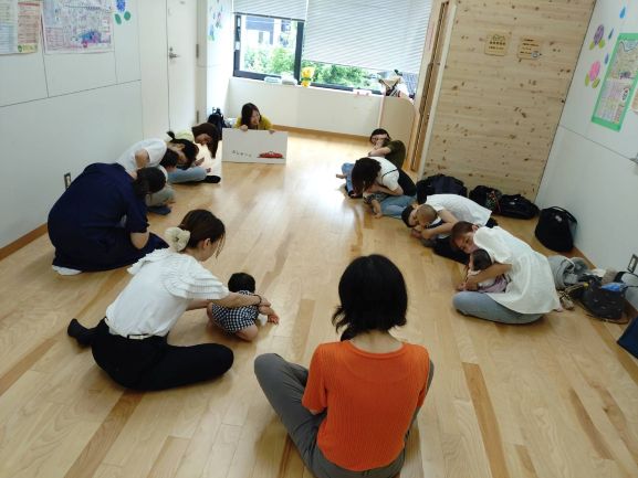 大型絵本を見ている親子
