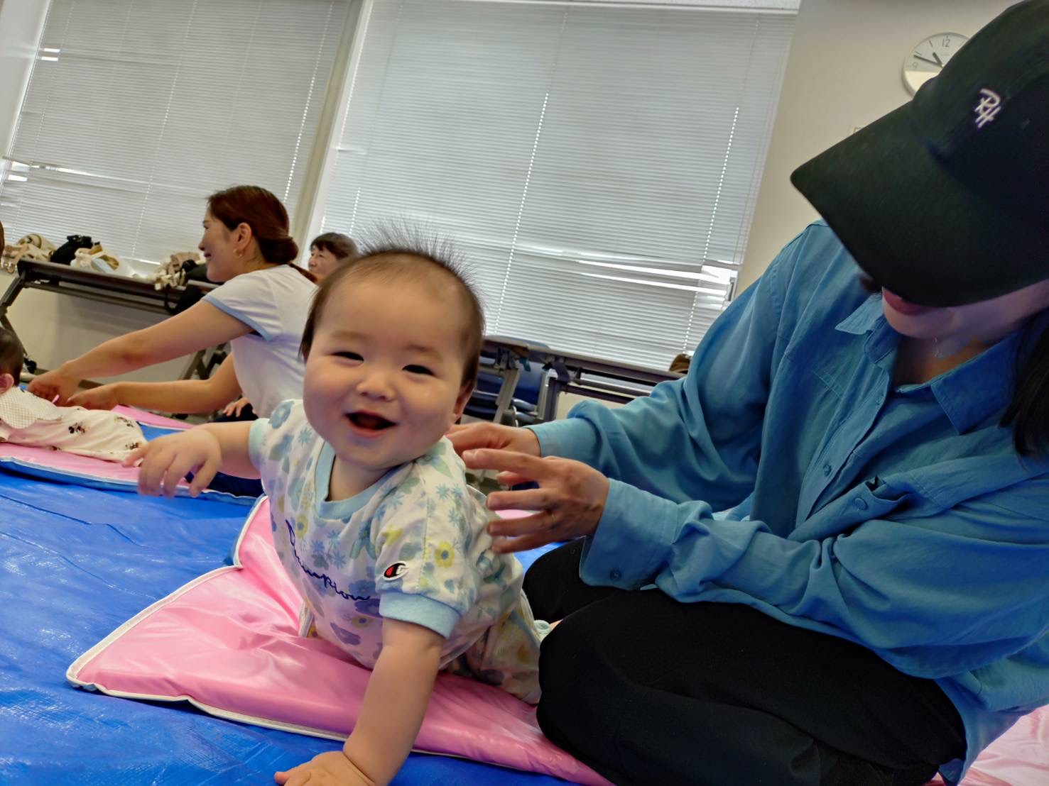 保護者とのふれあいあそびを喜んでいる子ども