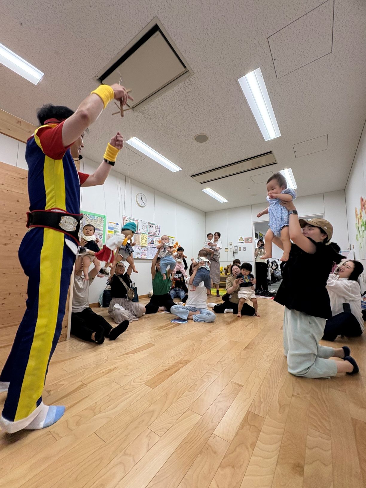 マリオネットを見ている親子たち