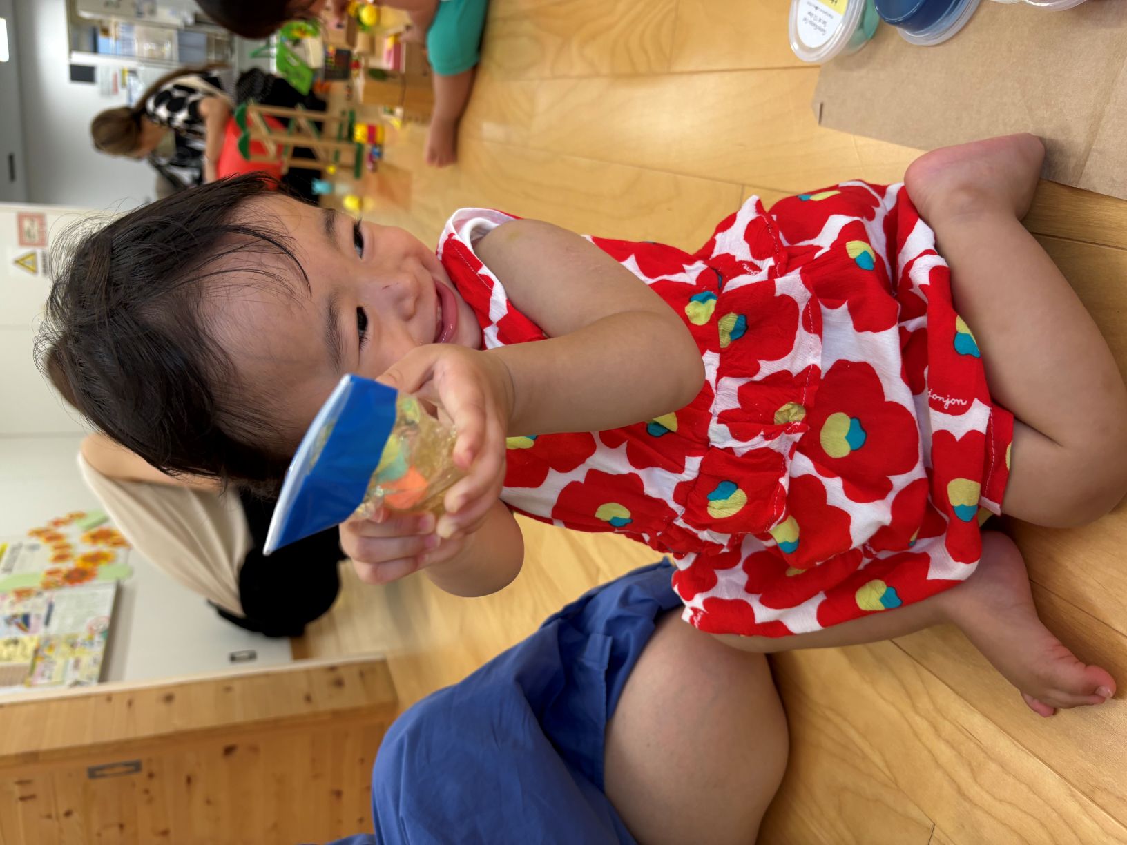 出来上がったスクイーズを嬉しそうに持っている子ども