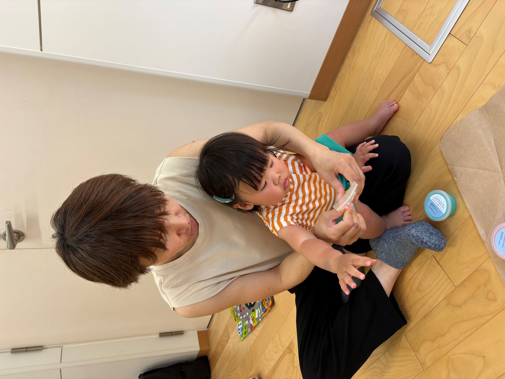 スクイーズ作りを楽しんでいる親子