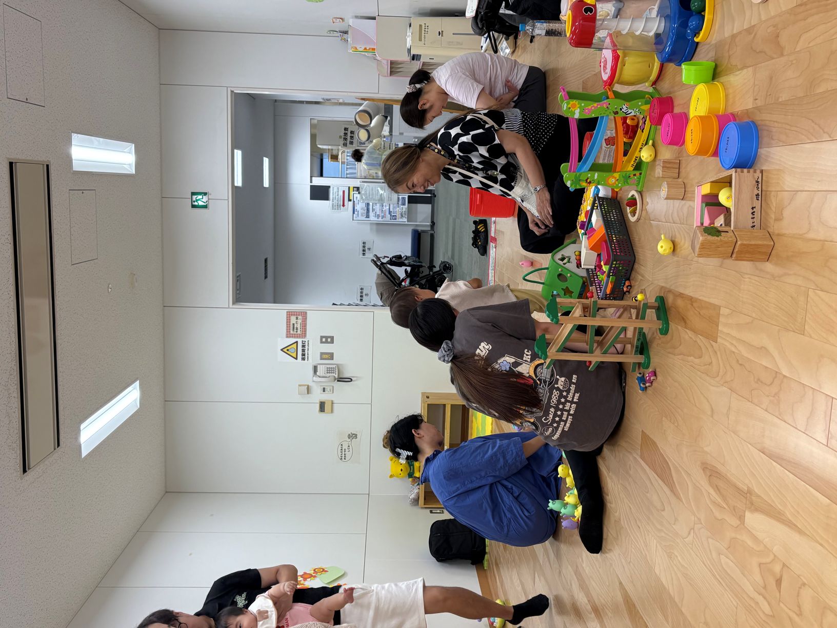 おもちゃで遊んでいる親子