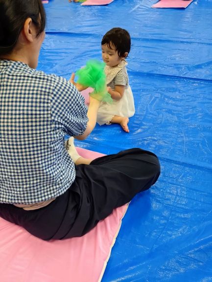 布を使って遊んでいる親子