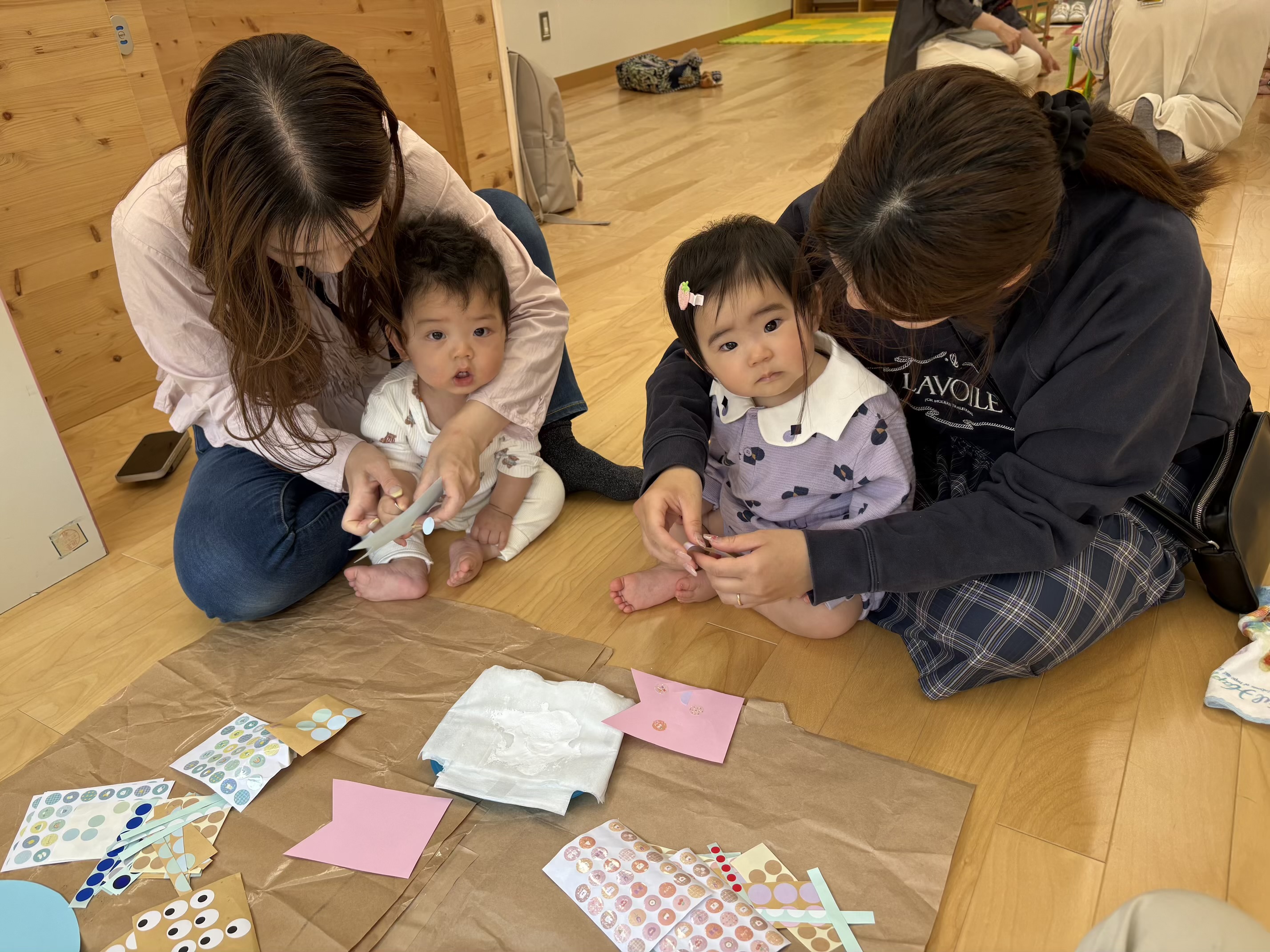 こいのぼりを作っている親子