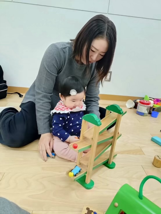 おもちゃで遊んでいる親子