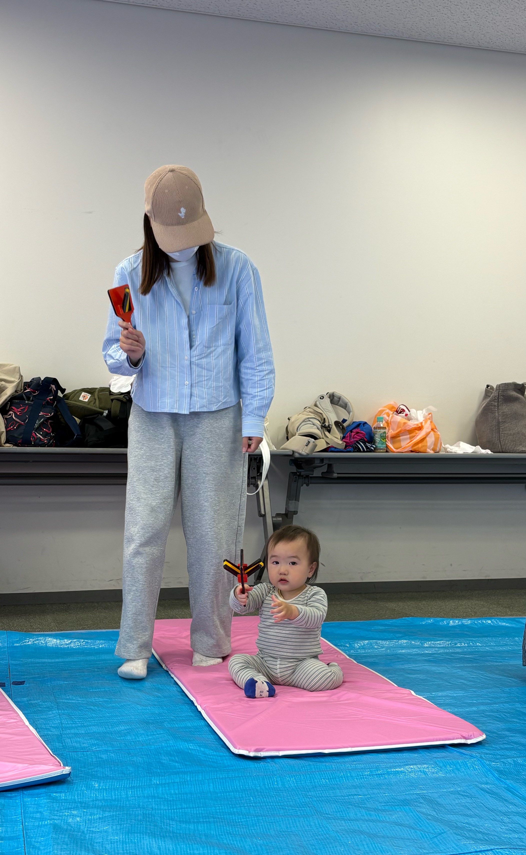音楽に合わせて鳴子を鳴らしている親子