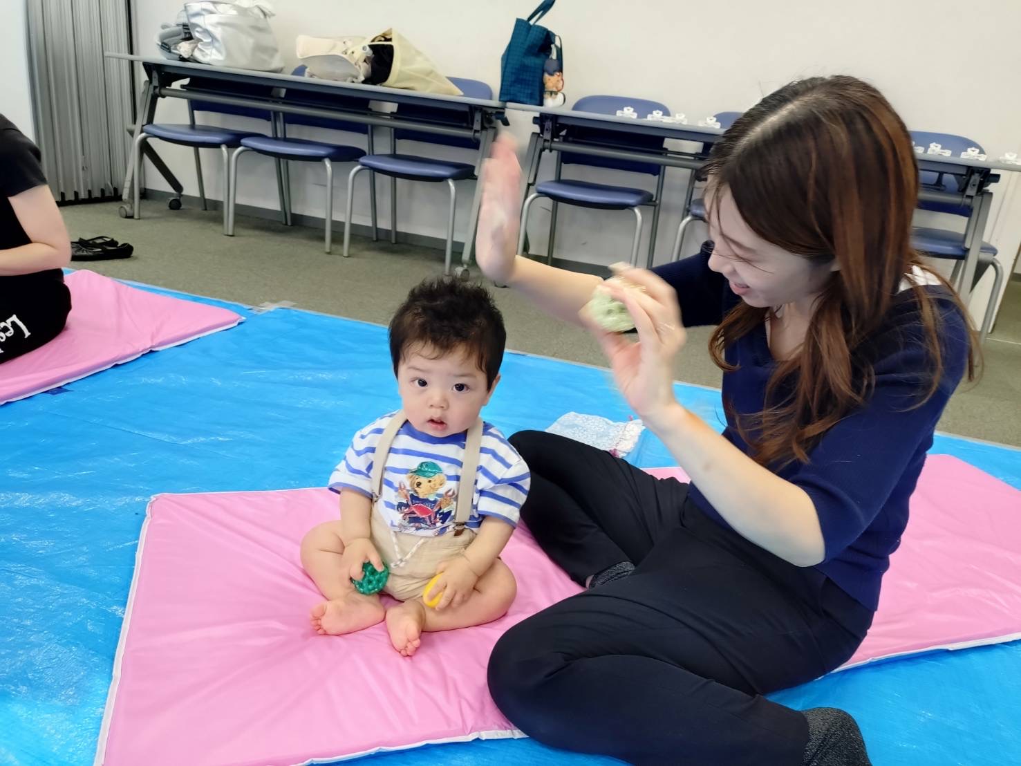 音楽に合わせて遊んでいる親子